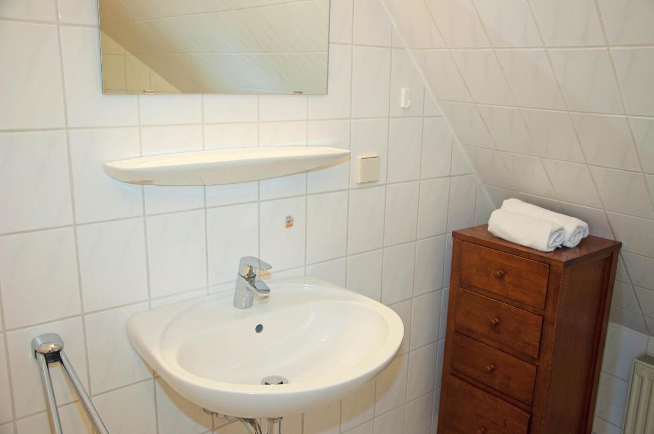 Wg Bernstein - Reetdachhaus - Ruhe Und Seeblick Sellin  Extérieur photo