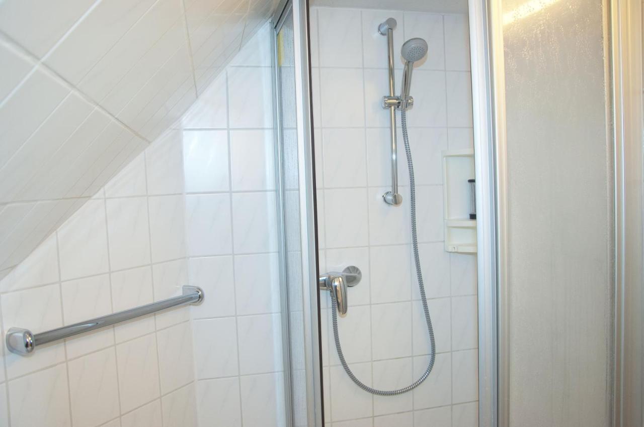Wg Bernstein - Reetdachhaus - Ruhe Und Seeblick Sellin  Extérieur photo